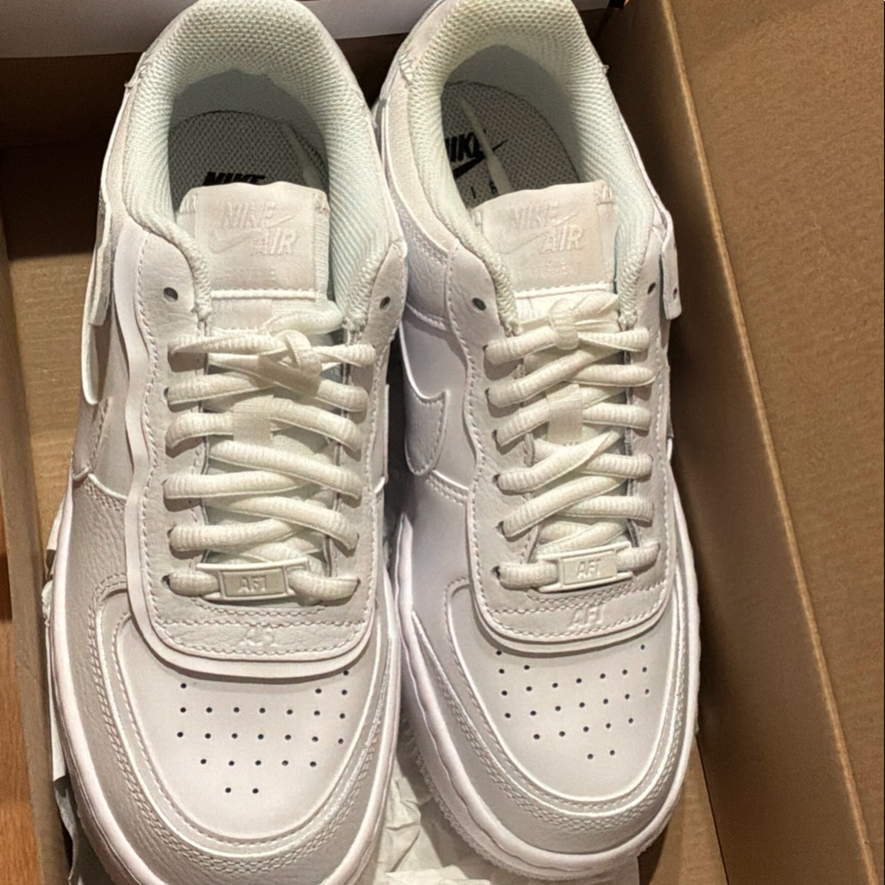 NEW - NIKE AIR FORCE 1 SNEAKERS SZ 7